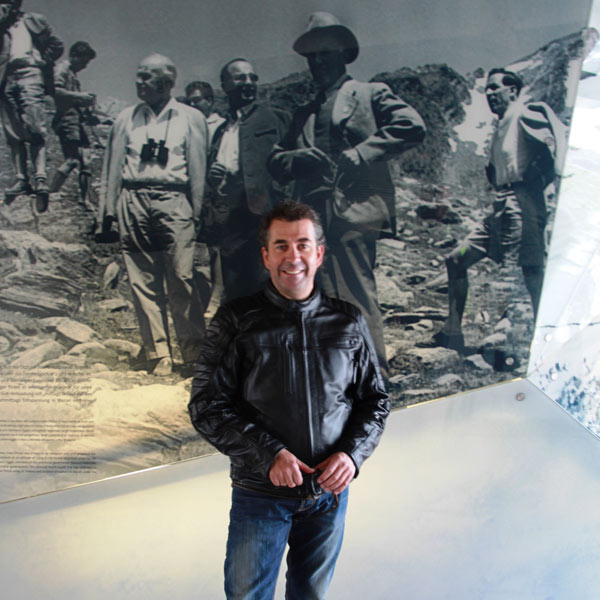 Attila Scheiber vor dem Foto seines Vaters - Obergurgl-Hochgurgl, Tirol