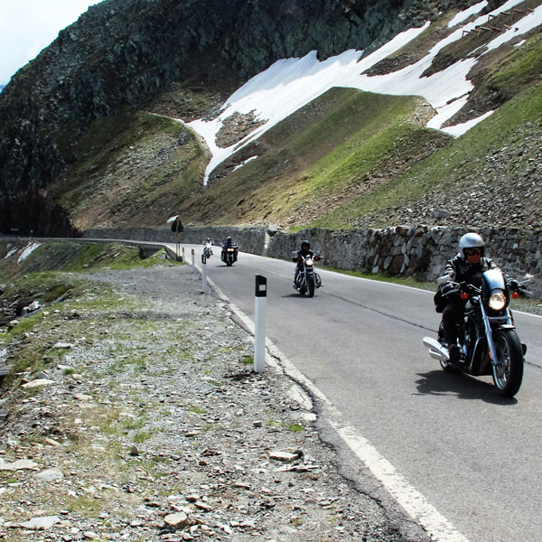 chinesische Biker auf dem Weg zum Top Mountain Motorcycle Museum