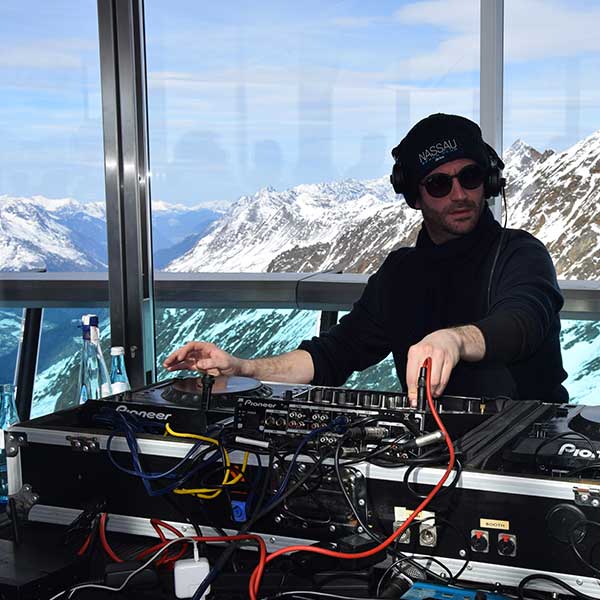 DJ an den Reglern - Party im Skigebiet