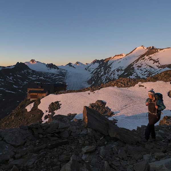 Wanderer vor Ramolhaus - Ramolhaus Obergurgl-Hochgurgl