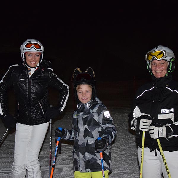 Urlaubsgäste vor der 1. Abfahrt - Nachtskilauf Nachtrodeln Obergurgl-Hochgurgl